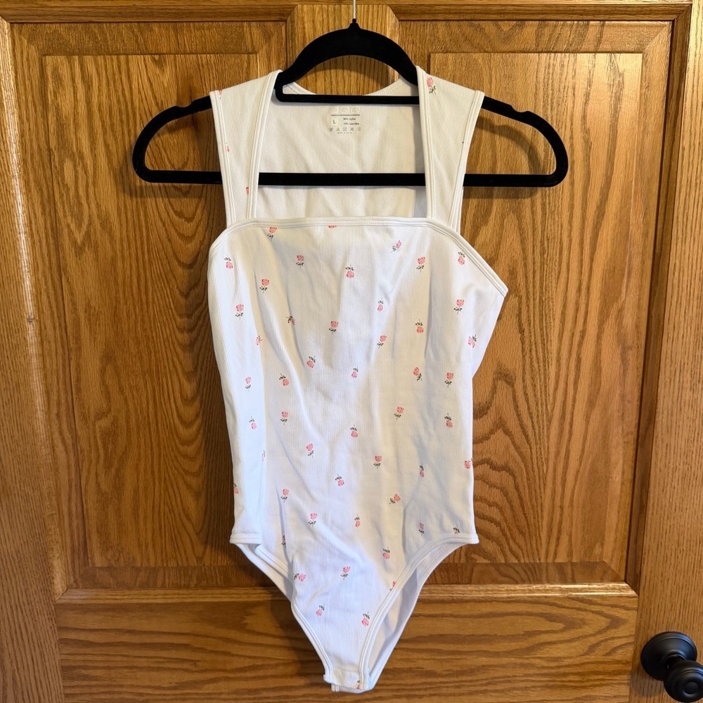 OQQ Floral White Bodysuit